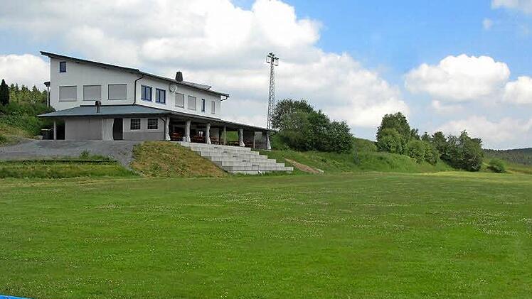 Wildschweine haben im vergangenen Jahr auf dem TSV-Platz Schäden von mehreren Tausend Euro hinterlassen.  Foto: Archiv