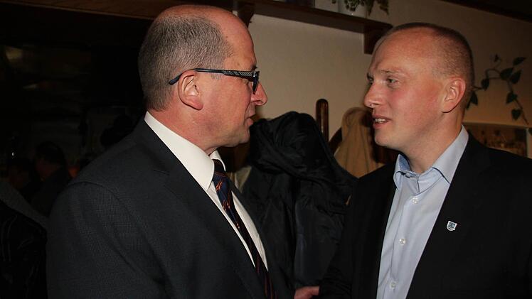 Uwe Zipfel (links) gratuliert Thomas Löffler. Foto: Veronika Schadeck