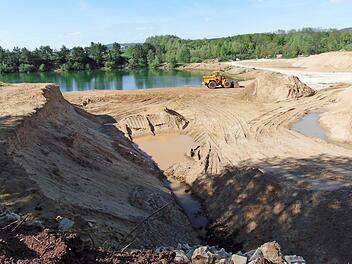 Der Sandabbau frisst sich derzeit immer weiter nach Süden (unten) vor, links der größte der drei Baggerseen Foto: Petra Malbrich