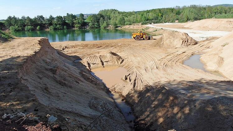 Der Sandabbau frisst sich derzeit immer weiter nach Süden (unten) vor, links der größte der drei Baggerseen Foto: Petra Malbrich