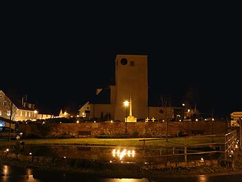 Kirchenmauer und Weiher sind beleuchtet. Foto: Franz Galster