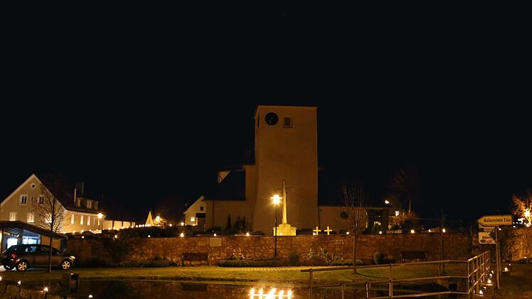 Kirchenmauer und Weiher sind beleuchtet. Foto: Franz Galster