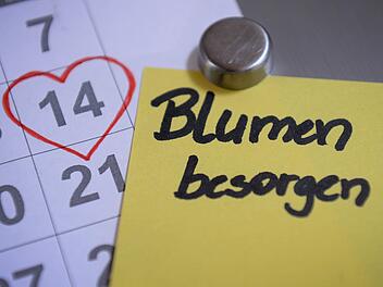 Am 14. Februar ist Valentinstag, wir haben ein paar Geschenkideen für Sie zusammen gestellt. Symbolbild: Susann Prautsch/dpas