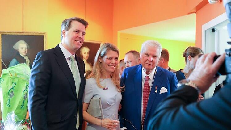 Lächeln fürs Erinnerungsfoto: Prinz Andreas (blauer Anzug) mit Sohn Erbprinz Hubertus und Prinzessin Kelly. Foto: Barbara Herbst