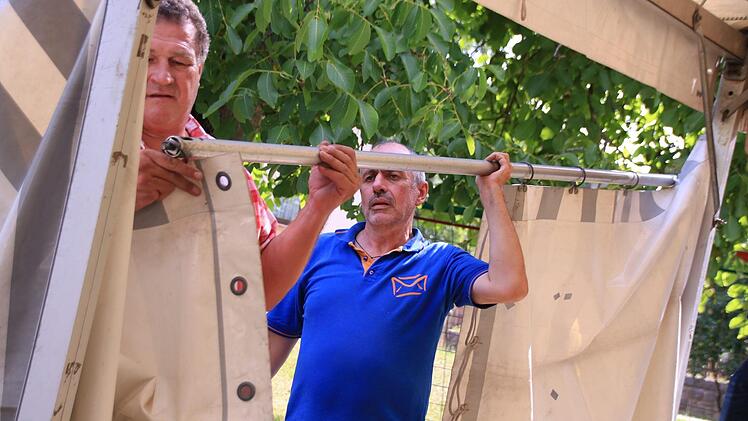 Geschickt eingefädelt: Manfred Mrozek und Rudi Kleinhenz bauen das große Zelt auf. Foto: Teresa Hirschberg