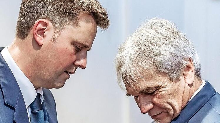 Werner Dittrich (r.) erh&auml;lt das Helferzeichen in Gold mit Kranz.