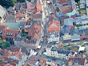 Umzug beim Sambafestival: Der Zug bewegt sich vom Ketschentor Richtung Marktplatz. Aufnahme aus dem vierten Teil von "Aussichtsreich über Coburg". Foto: privat