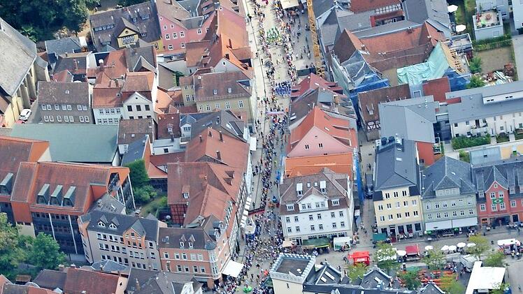 Umzug beim Sambafestival: Der Zug bewegt sich vom Ketschentor Richtung Marktplatz. Aufnahme aus dem vierten Teil von "Aussichtsreich über Coburg". Foto: privat