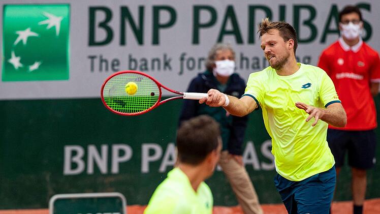 Einperfekter Vorhand-Return! Bei Kevin Krawietz und seinem Partner Andreas Mies (im Vordergrund) funktionierte am Dienstag nahezu alles. Sie zogen bei den French Open ins Halbfinale ein.Jürgen Hasenkopf
