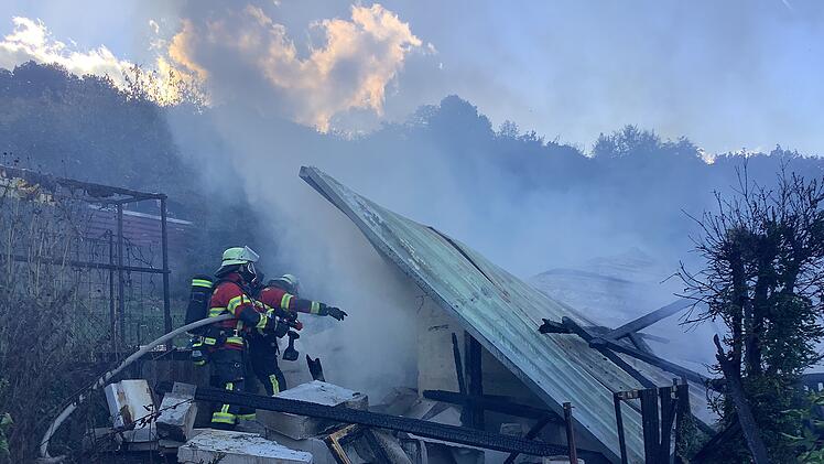 In Würzburg hat es einen Brand im Stadtteil Zellerau in einer Gartensiedlung gegeben. Eine Person konnte nur tot geborgen werden.