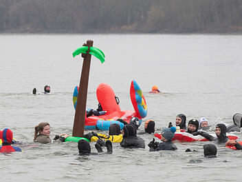 Feuerwehrleute trotzen kaltem Fluss: Silvester-Aktion mit besonderem Zweck