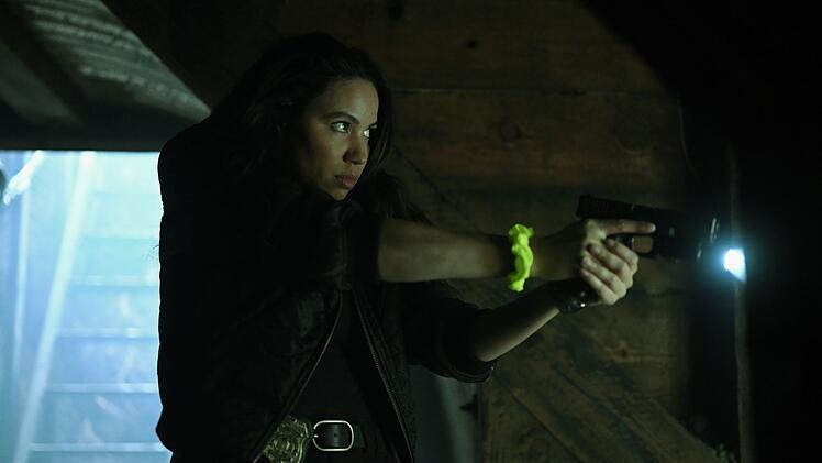 Detective Michelle Calderon (Jurnee Smollett) ist im Job ziemlich entscheidungsfreudig.