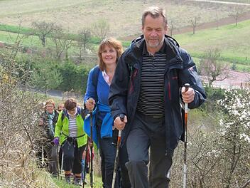 Wanderungen durch die Sulzthaler Flur sind ein wichtiger Baustein der Fastenkur, wie Margot und Martin Gärtner sie verstehen. Foto: Doris Bauer