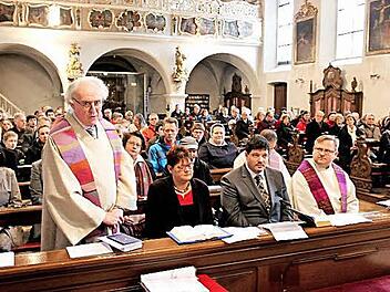 Hans-Joachim Ignatzi begrüßte die Gläubigen. Foto: Johanna Blum