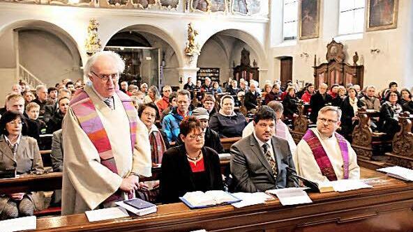 Hans-Joachim Ignatzi begrüßte die Gläubigen. Foto: Johanna Blum