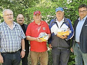 Bürgermeister Rolf Rosenbauer (rechts) gratulierte (v. l.) Bernd Heil, Jürgen Rückert, Klaus-Peter Karm und Walter Dietz.  Foto: Michael Stelzner