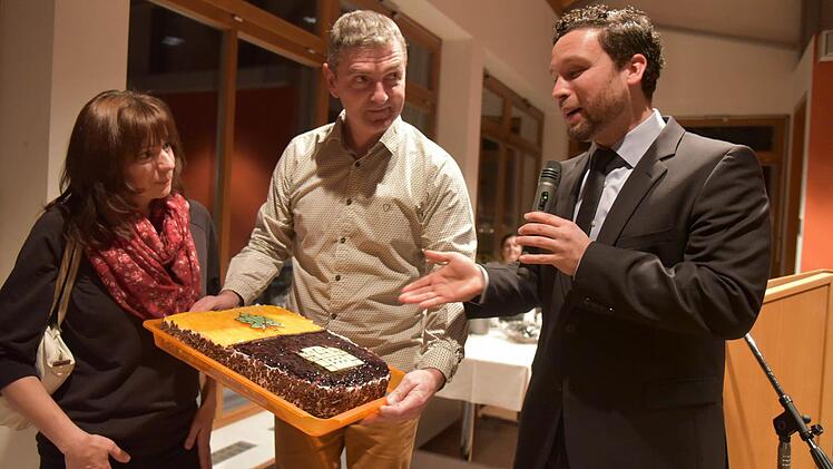 Der Neujahrsempfang ist Neubürgern gewidmet wie Monika und Kai Fürst, das Ehepaar übergab als Dankeschön eine Torte mit dem Ahorner Wappen . Foto: Gabi Arnold