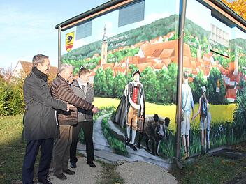 Wo der Türmer das Wappentier ausführt: Ingo Schroers, Bürgermeister Hennemann und Christian Ziegler überzeugten sich von der gelungenen Fassadengestaltung am Trafohaus in der Andreas-Humann-Straße. Foto: Ralf Kestel