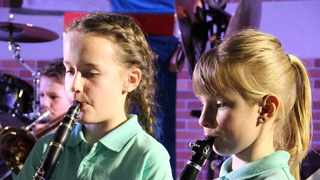 Die Jungen und Mädchen der Bläserklasse spielen erst seit wenigen Monaten zusammen und bestritten dennoch gekonnt den ersten Teil des Frühjahrskonzerts des Musikvereins Burghaig. Foto: Katharina Müller-Sanke