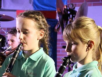 Die Jungen und Mädchen der Bläserklasse spielen erst seit wenigen Monaten zusammen und bestritten dennoch gekonnt den ersten Teil des Frühjahrskonzerts des Musikvereins Burghaig. Foto: Katharina Müller-Sanke