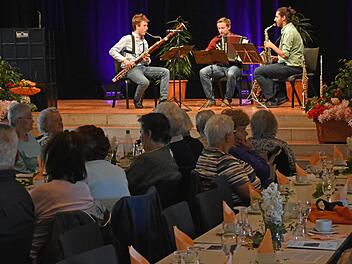 Der Seniorenbeirat der Stadt Haßfurt, der gemeinnützige Verein Yehudi Menuhin Live Music Now Franken und das Trio "BunterKunt" mit Nico Theodossiadis (Saxophon), Matthias Löffelmann (Fagott) und Nico Graz (Akkordeon) boten den Besuchern des kostenlosen Konzerts für Senioren in der Stadthalle in Haßfurt einen besonderen Genuss.U. Langer