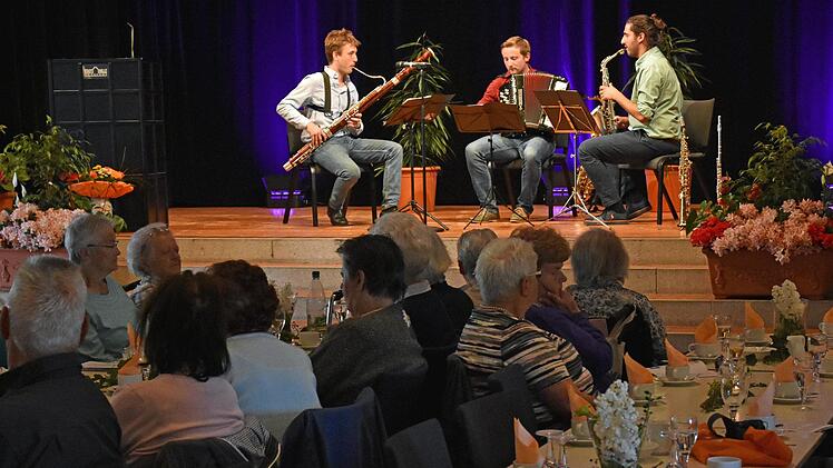 Der Seniorenbeirat der Stadt Haßfurt, der gemeinnützige Verein Yehudi Menuhin Live Music Now Franken und das Trio "BunterKunt" mit Nico Theodossiadis (Saxophon), Matthias Löffelmann (Fagott) und Nico Graz (Akkordeon) boten den Besuchern des kostenlosen Konzerts für Senioren in der Stadthalle in Haßfurt einen besonderen Genuss.U. Langer