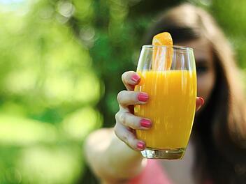 Laut Bericht einer britischen Studie erhöhen Fruchtsäfte trotz gesunder Inhaltsstoffe wie Vitaminen das Sterberisiko. Symbolbild: pixabay/jeshoots-com