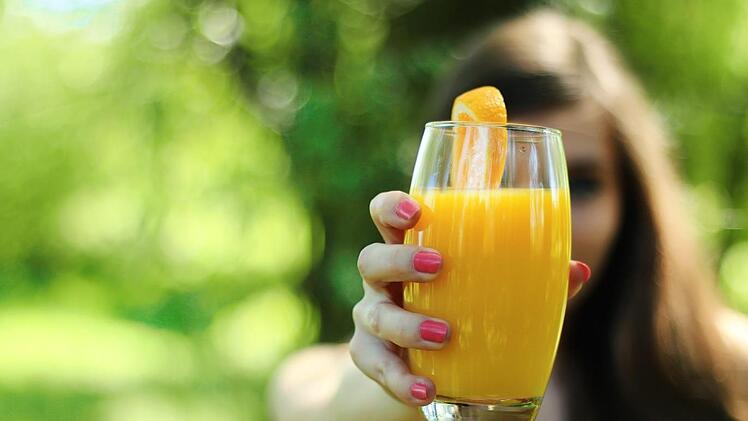 Laut Bericht einer britischen Studie erhöhen Fruchtsäfte trotz gesunder Inhaltsstoffe wie Vitaminen das Sterberisiko. Symbolbild: pixabay/jeshoots-com