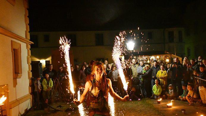 Die Feuershow am Samstagabend war das Highlight an diesem Tag. Die beiden Künstlerinnen begeisterten die Zuschauer.  Hanns Friedrich