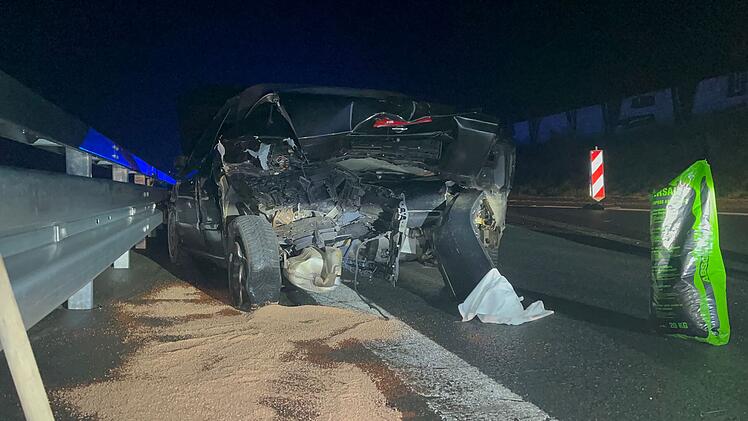 Unfall mit drei Autos: Mindestens eine Person verletzt