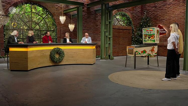 Im Händlerraum gestand Liza Kielon, dass sie "die Preise für Spielautomaten nicht so im Blick" habe und holte sich Rat bei ihren Kollegen. "Im guten Zustand lässt sich so ein Gerät gut verkaufen", erklärte Wolfgang Pauritsch und startete mit 400 Euro. Kurz darauf zog auch Kielon nach und erhöhte auf 450 Euro.