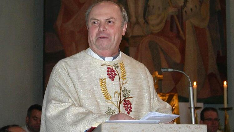 Pfarrer Adam Possmayer hält seine erste Predigt in Marktbreit.Fotos: Thomas Meyer