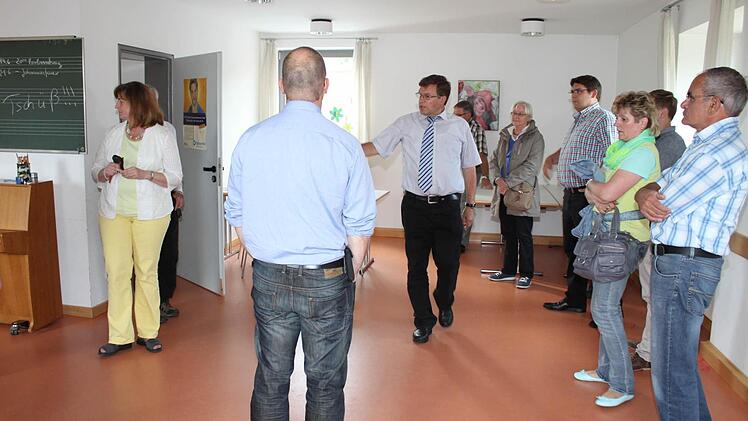 In den Räumen des Magdalenenhauses in Ebelsbach wird eine Regelgruppe des Kindergartens untergebracht. Bürgermeister Walter Ziegler (Mitte) erläuterte die Umbaupläne. Foto: may