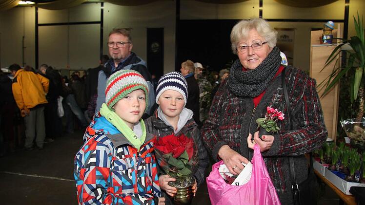 Die Zwillinge Vincent und Leopold (9) begleiteten Oma Margitta Rohm (70) zum Lions-Flohmarkt - und stürmten die Blumenabteilung.