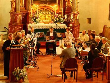 Ein eindrucksvoller Festgottesdienst wurde zum 80-jährigen Bestehen des Grafengehaiger Posaunenchores in der Heilig-Geist-Kirche gefeiert. Pfarrerin Heidrun Hemme (am Pult) hielt die Predigt. Fotos: Klaus Klaschka