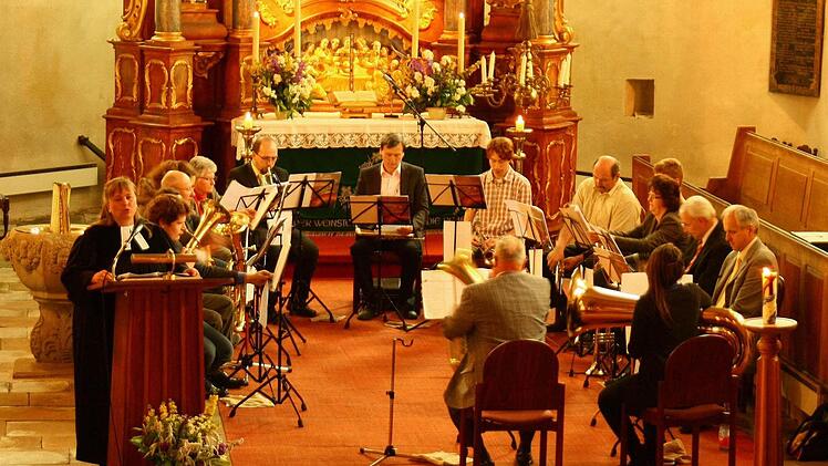 Ein eindrucksvoller Festgottesdienst wurde zum 80-jährigen Bestehen des Grafengehaiger Posaunenchores in der Heilig-Geist-Kirche gefeiert. Pfarrerin Heidrun Hemme (am Pult) hielt die Predigt. Fotos: Klaus Klaschka