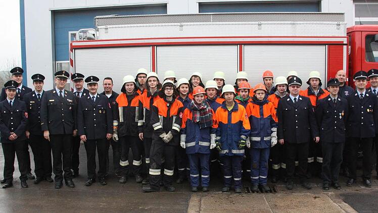 Die erfolgreichen Prüflinge mit ihren Ausbildern, Jugendwarten, Prüfern und Vertretern der Kreis-Feuerwehr-Leitung.  Foto: Arnold Nöth