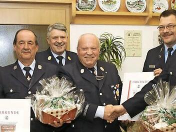 Arno Müller (l.) wurde bei der Jahreshauptversammlung der Feuerwehr Witzmannsberg für eine 40-jährige Vereinszugehörigkeit ausgezeichnet. Für 50 Jahre wurden Gerhard Janson ( Zweiter v. l.) und Karl-Heinz Müller (Vierter v. l.) vom stellvertretenden Vorsitzenden Michael Rosenbusch (r.) ausgezeichnet.  Foto: Michael Stelzner
