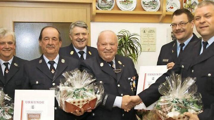 Arno Müller (l.) wurde bei der Jahreshauptversammlung der Feuerwehr Witzmannsberg für eine 40-jährige Vereinszugehörigkeit ausgezeichnet. Für 50 Jahre wurden Gerhard Janson ( Zweiter v. l.) und Karl-Heinz Müller (Vierter v. l.) vom stellvertretenden Vorsitzenden Michael Rosenbusch (r.) ausgezeichnet.  Foto: Michael Stelzner