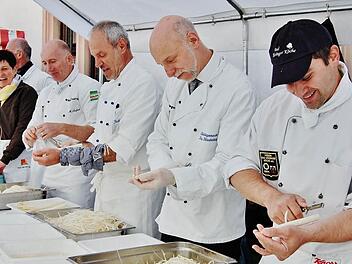 Köche-Vereinsvorsitzender Alexander Mathes (rechts) und Oberbürgermeister Kay Blankenburg (Zweiter von rechts) und 25 Kissinger Köche schälten wieder Spargel für den guten Zweck.  Foto: S.v. Dobschütz