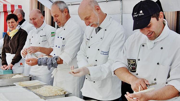 Köche-Vereinsvorsitzender Alexander Mathes (rechts) und Oberbürgermeister Kay Blankenburg (Zweiter von rechts) und 25 Kissinger Köche schälten wieder Spargel für den guten Zweck.  Foto: S.v. Dobschütz