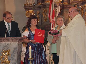 Pfarrgemeinderatsvorsitzender Robert Muckelbauer und Kirchenpflegerin Marieanne Baum (von links) bei der Verabschiedung von Pfarrer Martin Wissel (rechts); daneben seine Mutter. Fotos: Günther Geiling