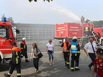 Die Bürgermeister Johannes Krapp (Zweiter von rechts) und Ernst Nickel (Vierter von rechts) fliehen vor einer kalten Dusche. Brandschutzbeauftragte Renate Gojtka (Mitte) beobachtet das Geschehen.  Fotos: Evi Seeger