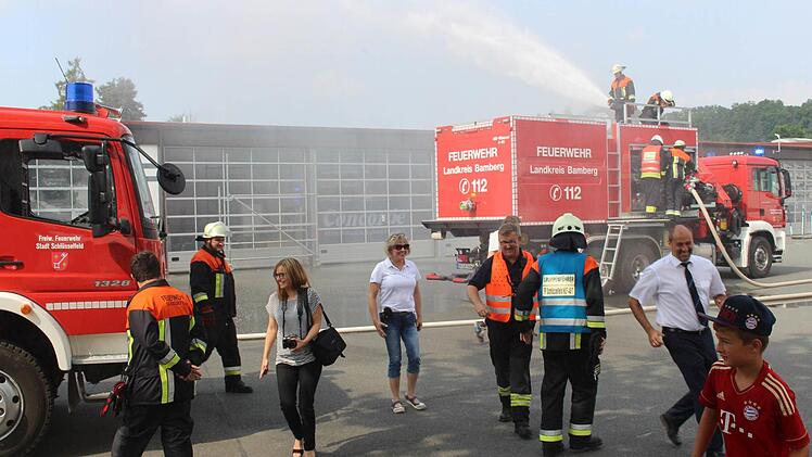Die Bürgermeister Johannes Krapp (Zweiter von rechts) und Ernst Nickel (Vierter von rechts) fliehen vor einer kalten Dusche. Brandschutzbeauftragte Renate Gojtka (Mitte) beobachtet das Geschehen.  Fotos: Evi Seeger