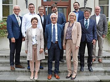 Mit Kämmerer Klaus Ullrich (Mitte) geht eine Institution der Stadt in den Ruhestand. Glückwünsche für den neuen Lebensabschnitt wünschten (von links) Bürgermeister Bruno Altrichter, Janis Heller, Rita Rösch, der Personalratsvorsitzende Uto Schmitt, Gerald Pittner, Marion Kaminski, Bastian Steinbach, Karl Breitenbücher und der geschäftsleitende Beamte der Stadt, Michael Weiß.  Foto: Stefan Kritzer
