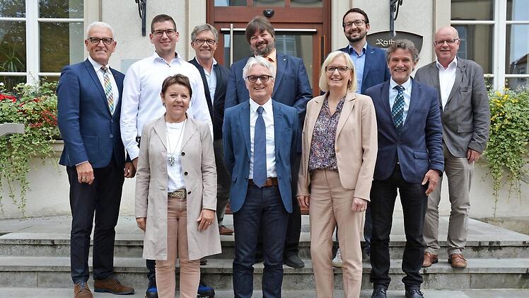 Mit Kämmerer Klaus Ullrich (Mitte) geht eine Institution der Stadt in den Ruhestand. Glückwünsche für den neuen Lebensabschnitt wünschten (von links) Bürgermeister Bruno Altrichter, Janis Heller, Rita Rösch, der Personalratsvorsitzende Uto Schmitt, Gerald Pittner, Marion Kaminski, Bastian Steinbach, Karl Breitenbücher und der geschäftsleitende Beamte der Stadt, Michael Weiß.  Foto: Stefan Kritzer