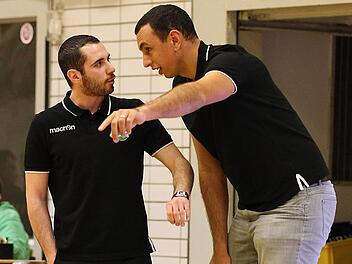 Mark Völkl (l.) im Gespräch mit Yassin Idbihi. Der Co-Trainer und der Jugendkoordinator von Brose Bamberg betreuten nach der Trennung von Chefcoach Fabian Villmeter im Heimspiel gegen Chemnitz das Baunacher Team. Foto: sportpress