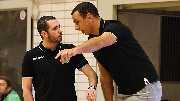Mark Völkl (l.) im Gespräch mit Yassin Idbihi. Der Co-Trainer und der Jugendkoordinator von Brose Bamberg betreuten nach der Trennung von Chefcoach Fabian Villmeter im Heimspiel gegen Chemnitz das Baunacher Team. Foto: sportpress