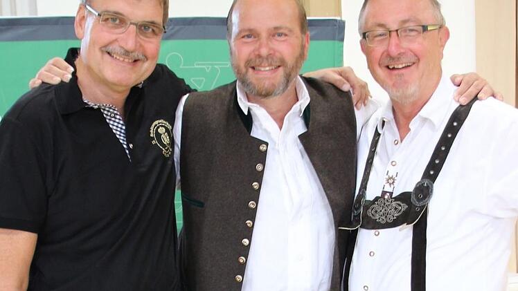 Promi-Armbrustschießen beim Coburger Vogelschießen - hier  Erster Schützenmeister Stefan Stahl, Ebersdorfs Bürgermeister Bernd Reisenweber und Jürgen Heeb, Stadtrat und Vorsitzender des Coburger Sportverbands (von links)Oliver Schmidt