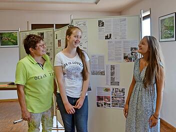 Nadine Kidalka (Bild Mitte) und Tabea Strätz (ganz rechts im Bild) wurden bei der Veranstaltung für sechs Bacari-Einsätze besonders ausgezeichnet. Die beiden jungen Damen erinnerten sich gerne an die Zeit im Redaktionsteam. Hier im Gespräch mit Margit Fritschi. Foto: Andrea Spörlein